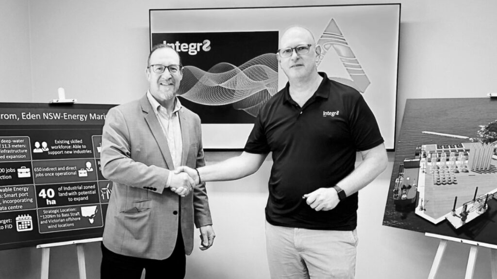 William Kavanan (Pentarch Offshore Solutions) and Chris Seidel (Integr8 Fuels) shaking hands